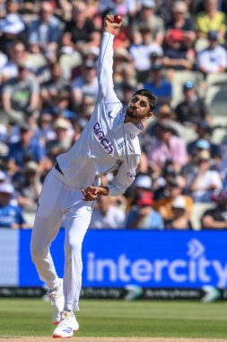 İngiltere 'den Shoaib Bashir, 28 Temmuz 2024' te İngiltere 'nin Edgbaston, Birmingham' da Batı Hint Adaları 'na karşı oynadığı 3. Rothesay Test Maçı' nda topu teslim eder.