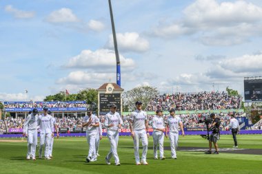 İngiliz oyuncular, İngiltere 'nin Edgbaston, Birmingham, Birleşik Krallık' ta oynadığı 3. Rothesay Test Maçı 'nda öğle yemeği için sahadan ayrıldılar.