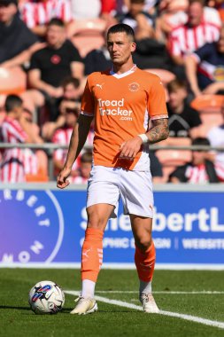 Blackpool 'dan Oliver Casey, Blackpool' un 27 Temmuz 2024 'te Bloomfield Road, Blackpool' da oynanan Blackpool-Sunderland maçında
