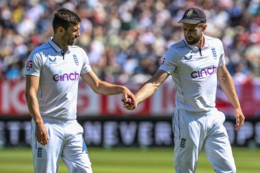 İngiltere 'den Chris Woakes, İngiltere' den Mark Wood 'a pas veriyor. 28 Temmuz 2024' te İngiltere 'nin Edgbaston, Birmingham' da Batı Hint Adaları 'na karşı oynadığı 3. Rothesay Test Maçı' nda topu atacak.