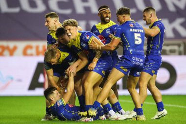 Warrington Wolves takımından Josh Thewlis ve takım arkadaşları, 26 Temmuz 2024 'te İngiltere' nin Wigan Stadyumu 'nda oynanan 19.