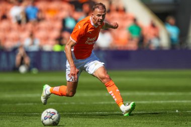 Blackpool 'dan Jordan Rhodes, Blackpool' a karşı Blackpool, Blackpool Road 'da oynanan ön sezon dostluk maçı sırasında, 27 Temmuz 2024