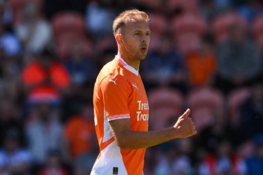 Blackpool 'dan Jordan Rhodes, Blackpool' a karşı Blackpool, Blackpool Road 'da oynanan ön sezon dostluk maçı sırasında, 27 Temmuz 2024