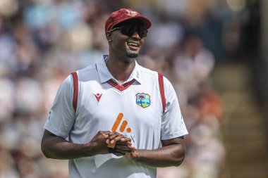 Batı Hint Adaları 'ndan Jason Holder, 27 Temmuz 2024' te İngiltere ve Batı Hint Adaları arasında oynanan Rothesay Test Maçı 'nın ikinci gününde gülümsedi.