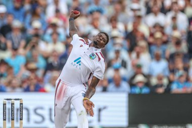 Batı Hint Adaları 'ndan Alzarri Joseph, 27 Temmuz 2024' te Birmingham, Edgbaston 'da oynanan Rothesay Test Maçı' nın ikinci gününde topu teslim eder.