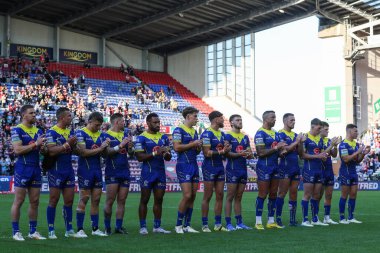 Warrington Wolves oyuncuları, Bill Arthur 'un eski Sky Sports rugby ligi yorumcusu Betfred Süper Lig 19. Maçı öncesinde Wigan Warriors' un Warrington Wolves 'a karşı DW Stadyumu, Wigan, Birleşik Krallık, 26 Temmuz 2024