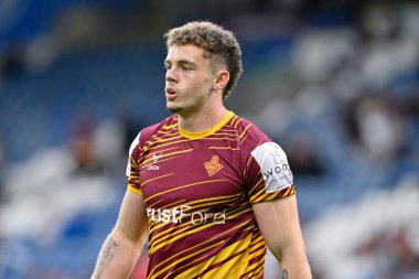 Huddersfield Giants 'tan Elliot Wallis, 25 Temmuz 2024' te John Smith 'in Stadyumu' nda oynanan 19. Huddersfield Giants - Leeds Rhinos karşılaşması öncesinde ısınıyor.