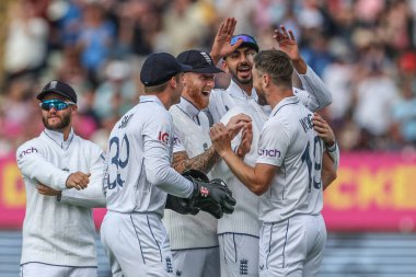 İngiltere 'den Chris Woakes, 27 Temmuz 2024' te Birmingham, İngiltere 'deki Edgbaston' da oynanan Rothesay Test Maçı 'nın ikinci gününde Batı Hint Adaları' nın Kraigg Brathwaite kalesini kutluyor.