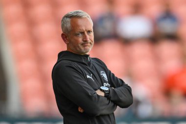 Blackpool 'un Neil Critchley teknik direktörü Blackpool' un sezon öncesi dostluk maçı sırasında Blackpool Sunderland 'a karşı Bloomfield Road, Blackpool, Birleşik Krallık, 27 Temmuz 2024