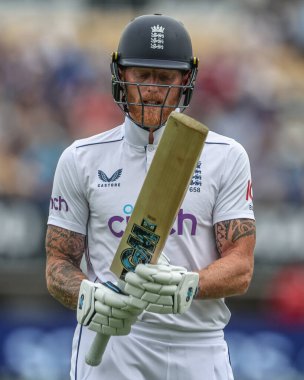 İngiltere 'den kederli bir Ben Stokes, 27 Temmuz 2024' te Birmingham, Birmingham, İngiltere 'de oynanan Rothesay Test Maçı' nın ikinci gününde Batı Hint Adaları 'na karşı Kraigg Brathwaite tarafından yakalandıktan sonra oyun alanından ayrıldı.