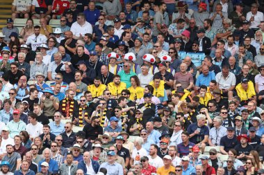 İngiltere taraftarları 27 Temmuz 2024 'te İngiltere' nin Edgbaston, Birmingham, İngiltere 'de oynanan Rothesay Test Maçı' nın ikinci gününde giyindiler.