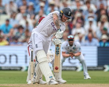 İngiltere 'den Ben Stokes, 27 Temmuz 2024' te İngiltere 'nin Edgbaston, Birmingham, Birleşik Krallık' ta Batı Hint Adaları 'na karşı oynadığı Rothesay Test Maçı' nın ikinci günü boyunca topu dört koşu çizgisine sürüyor.