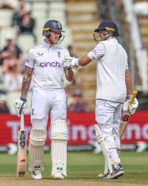 İngiltere 'den Joe Root, İngiltere' den Ben Stokes 'un Rothesay Test Maçı' nın ikinci gününde İngiltere, Birmingham, Birleşik Krallık 'ta Batı Hint Adaları' na karşı 27 Temmuz 2024 'te yarım yüzyılını kazanmasının ardından yumruğunu salladı.