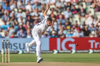 İngiltere 'den Chris Woakes, 27 Temmuz 2024' te Birmingham, Birmingham 'da oynanan Rothesay Test Maçı' nın ikinci günü sırasında Batı Hint Adaları 'nın ilk atışını gerçekleştirdi.