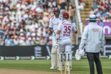 Batı Hint Adaları 'ndan Jason Holder, İngiltere' nin Edgbaston, Birmingham, İngiltere 'de oynadığı 3. Rothesay Test Maçı' nda (50 koşu) yarım yüzyıl (50 koşu) kutluyor.