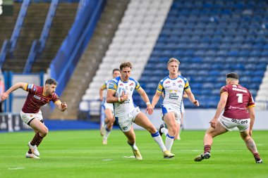 Leeds Rhinos takımından Paul Momirovski, John Smith Stadyumu, Huddersfield, Birleşik Krallık 'ta oynanan 19. Huddersfield Giants - Leeds Rhinos maçında topu ileri atıyor.