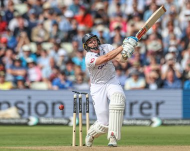 İngiltere 'den Jamie Smith, 27 Temmuz 2024' te Birmingham, Birmingham 'da oynanan Rothesay Test Maçı' nın ikinci gününde Batı Hint Adaları 'na karşı 95 koşu sırasında Batı Hint Adaları' ndan Shamar Joseph tarafından şutlandı.