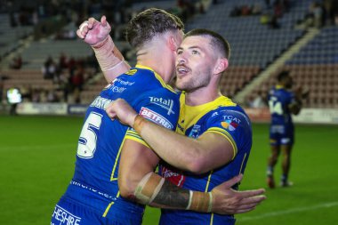 Warrington Wolves 'tan Matty Ashton ve Warrington Wolves' tan Danny Walker, 26 Temmuz 2024 'te İngiltere' nin Wigan Stadyumu 'nda oynanan 19.