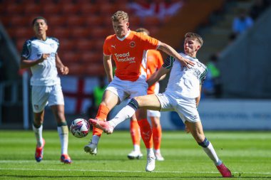 Blackpool 'dan Ryan Finnigan ve Sunderland' dan Dan Neil, Bloomfield Road, Blackpool, İngiltere 'de 27 Temmuz 2024 tarihinde oynanan Blackpool-Sunderland maçında top için mücadele ettiler.