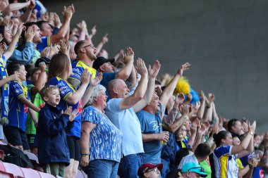 Warrington Wolves taraftarları 19. Betfred Süper Lig karşılaşmasında Wigan Warriors 'a karşı Wigan Wolves, Wigan Stadyumu, Birleşik Krallık, 26 Temmuz 2024