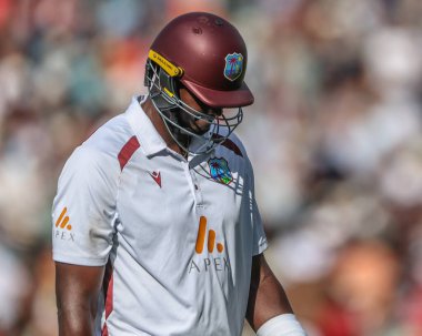 Batı Hint Adaları 'ndan kederli bir Jason Holder, İngiltere' nin Edgbaston, Birmingham, Birleşik Krallık 'ta oynanan 3. Rothesay Test Maçı' nda İngiltere ile Batı Hint Adaları maçı sırasında İngiltere Gus Atkinson tarafından şutlandıktan sonra sahadan ayrıldı.