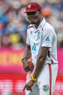 Batı Hint Adaları 'ndan Alzarri Joseph, 27 Temmuz 2024' te Birmingham, Edgbaston 'da oynanan Rothesay Test Maçı' nın ikinci gününde topu cilalıyor.