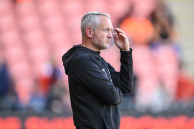 Blackpool 'un Neil Critchley teknik direktörü Blackpool' un sezon öncesi dostluk maçı sırasında Blackpool Sunderland 'a karşı Bloomfield Road, Blackpool, Birleşik Krallık, 27 Temmuz 2024