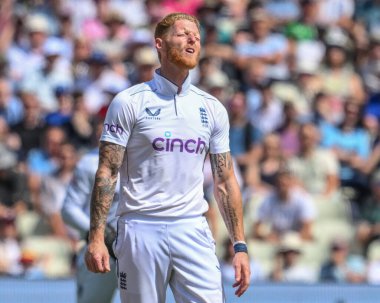 İngiltere 'den Ben Stokes, İngiltere' nin Edgbaston, Birmingham, Birleşik Krallık 'ta oynadığı 3. Rothesay Test Maçı' nda tepki gösterdi.