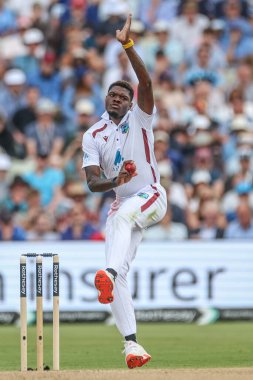 Batı Hint Adaları 'ndan Alzarri Joseph, 27 Temmuz 2024' te Birmingham, Edgbaston 'da oynanan Rothesay Test Maçı' nın ikinci gününde topu teslim eder.