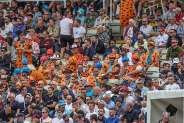 3. Rothesay Deneme Maçı 'nda Fred Çakmaktaş gibi giyinmiş bir grup İngiliz taraftar İngiltere ile Batı Hint Adaları maçı Edgbaston, Birmingham, Birleşik Krallık' ta, 26 Temmuz 2024