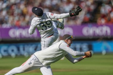 İngiltere 'den Joe Root, Batı Hint Adaları' ndan Gudakesh Motie 'yi 3. Rothesay Deneme Maçı 1. Maçı' nda yakaladı. İngiltere Batı Hint Adaları 'na karşı Edgbaston, Birmingham, Birleşik Krallık, 26 Temmuz 2024