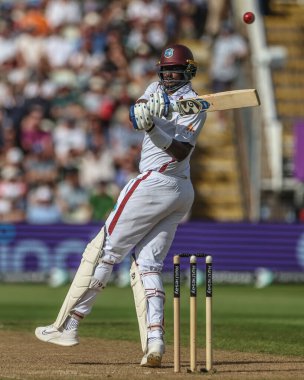 Batı Hint Adaları 'ndan Jason Holder topu 3. Rothesay Test Maçı 1. Maçı' nda İngiltere ile Batı Hint Adaları maçı sırasında İngiltere 'nin Edgbaston, Birmingham, Birleşik Krallık' ta 26 Temmuz 2024 'te sallıyor.
