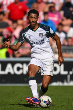 Sunderland 'dan Jobe Bellingham, Blackpool ile Bloomfield Road, Blackpool, Birleşik Krallık' ta oynanan sezon öncesi dostluk maçı sırasında pas veriyor.