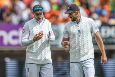 İngiltere 'den Joe Root ve İngiltere' den Chris Woakes, İngiltere 'nin Edgbaston, Birmingham, Birleşik Krallık' ta oynadığı 3. Rothesay Test Maçı 'nda topu kontrol ediyorlar.