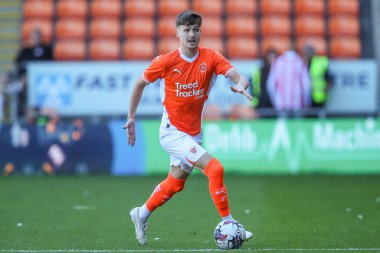 Blackpool 'dan Zac Ashworth, Blackpool' un 27 Temmuz 2024 'te Bloomfield Road, Blackpool' da oynanan Blackpool-Sunderland maçında maç yapıyor.