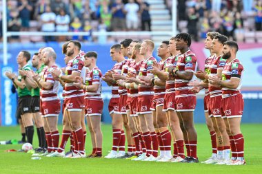 Wigan Warriors, Bill Arthur 'a saygılarını sunuyor. Eski Sky Sports rugby ligi yorumcusu Betfred Süper Lig 19. Maçı öncesinde Wigan Warriors, Warrington Wolves' a karşı DW Stadyumu, Wigan, Birleşik Krallık, 26 Temmuz 2024