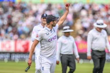 İngiltere 'den Mark Wood, İngiltere' nin Edgbaston, Birmingham, İngiltere 'de 28 Temmuz 2024' te oynanan 3. Rothesay Test Maçı 'nda Batı Hint Adaları' nın kalesini kutluyor.