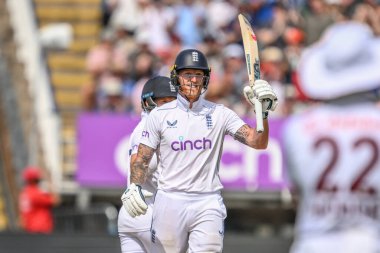 İngiltere 'den Ben Stokes, 28 Temmuz 2024' te İngiltere 'nin Edgbaston, Birmingham, İngiltere' de Batı Hint Adaları 'na karşı oynadığı 3. Rothesay Test Maçı' nda yarım yüzyıl (50 koşu) kutluyor.