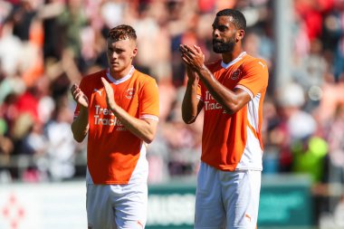 Blackpool 'dan Sonny Carey ve Blackpool' dan CJ Hamilton, 27 Temmuz 2024 'te Bloomfield Road, Blackpool, İngiltere' de oynanan Blackpool-Sunderland maçından sonra gezgin taraftarları alkışladılar.
