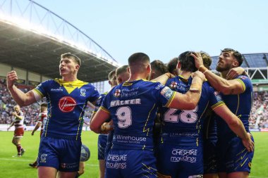 Warrington Wolves takımından Matty Ashton ve takım arkadaşları, 26 Temmuz 2024 'te İngiltere' nin Wigan Stadyumu 'nda oynanan 19.