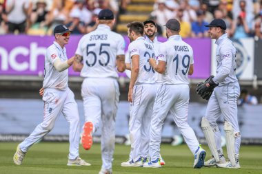 İngiltere 'den Mark Wood, İngiltere' nin Edgbaston, Birmingham, İngiltere 'de 28 Temmuz 2024' te oynanan 3. Rothesay Test Maçı 'nda Batı Hint Adaları' nın kalesini kutluyor.