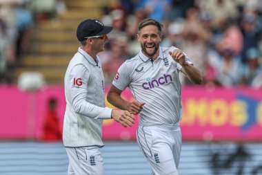 İngiltere 'den Chris Woakes, 27 Temmuz 202' de Birmingham, İngiltere 'de oynanan Rothesay Test Maçı' nın ikinci gününde Batı Hint Adaları 'nda Kraigg Brathwaite' ın kalesini kutluyor.