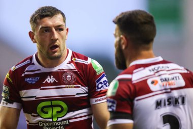 Wigan Warriors 'tan Jake Wardle, Wigan Warriors' tan Abbas Miski ile 26 Temmuz 2024 'te Wigan Warriors - Warrington Wolves maçında görüştü.