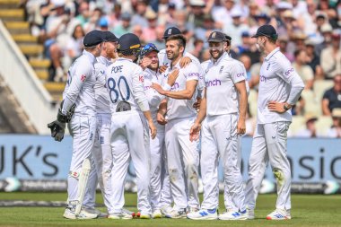 İngiltere Mark Wood, 28 Temmuz 2024 'te İngiltere' nin Edgbaston, Birmingham, İngiltere 'de Batı Hint Adaları' na karşı oynadığı 3. Rothesay Test Maçı 'nda Batı Hint Adaları Jayden Seales' in kalesini kutluyor.