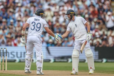 İngiltere 'den Chris Woakes, Rothesay Test Maçı' nın ikinci gününde İngiltere - Batı Hint Adaları Edgbaston, Birmingham, Birleşik Krallık 'ta 27 Temmuz 2024' te oynanan ikinci gününde İngiltere 'den Jamie Smith ile el sıkışıyor.