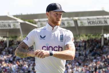 İngiltere 'den Ben Stokes, İngiltere' nin Edgbaston, Birmingham, Birleşik Krallık 'ta oynadığı 3. Rothesay Test Maçı' nda sahaya çıkmadan önce geriliyor.