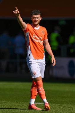 Blackpool 'dan Jack Moore takım talimatlarını 27 Temmuz 202' de Bloomfield Road, Blackpool, İngiltere 'de oynanan Blackpool-Sunderland maçında veriyor.