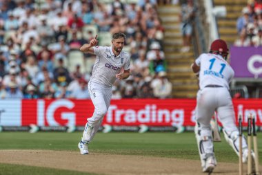 İngiltere 'den Chris Woakes, 27 Temmuz 2024' te Birmingham, İngiltere 'deki Edgbaston' da oynanan Rothesay Test Maçı 'nın ikinci gününde Batı Hint Adaları' nın Kraigg Brathwaite kalesini kutluyor.