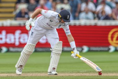 İngiltere 'den Joe Root, 27 Temmuz 202' de Birmingham, Birmingham 'da oynanan Rothesay Test Maçı' nın ikinci gününde topu yere fırlattı.