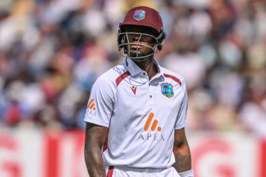 Batı Hint Adaları 'ndan Alzarri Joseph 28 Temmuz 2024' te İngiltere 'nin Edgbaston, Birmingham' da Batı Hint Adaları 'na karşı oynadığı 3. Rothesay Test Maçı' nda İngiltere Mark Wood tarafından şutlandıktan sonra sahadan ayrıldı.